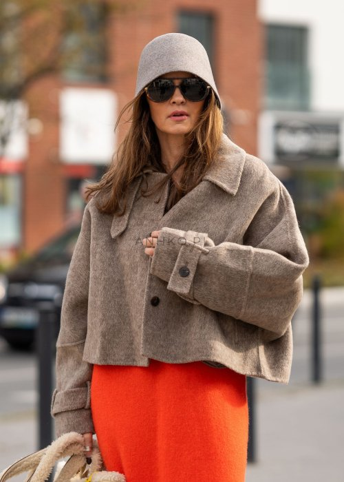 krótka kurtka z wełny w kolorze beżowym